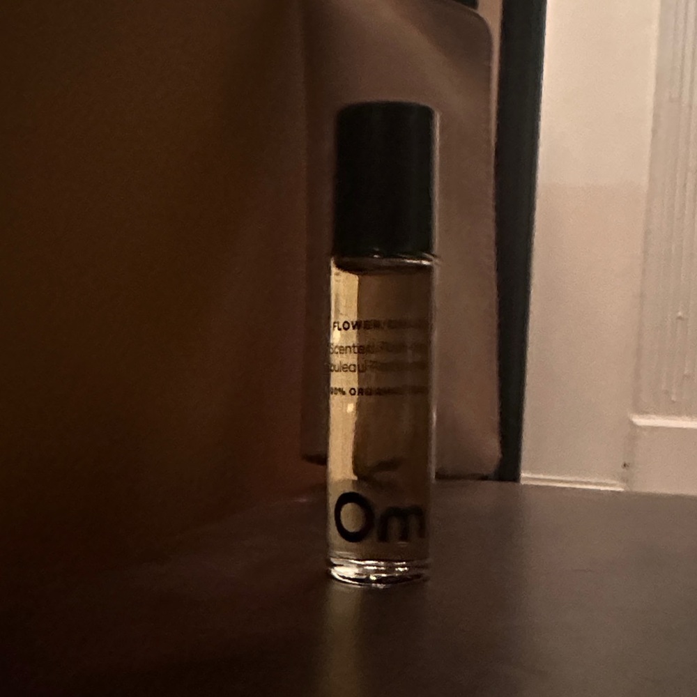 OM. FLOWER POWER Fragrance Roll-On - Black Cap